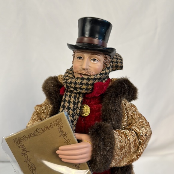 2 Dickens Carolers Adult Figures Valerie Parr Hill Christmas - Picture 12 of 16